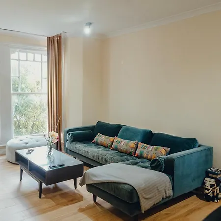 Split Level 3 Bedroom Apartment , Sleeps 8, Near Ally Pally, Balcony & Workspace